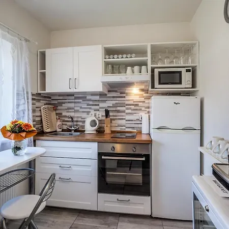 Elendris - U Kostela Bed & Breakfast 3*